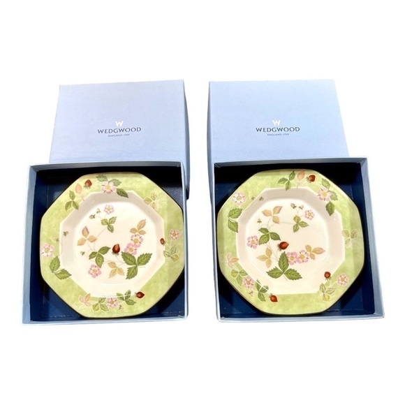 TWO VINTAGE WEDGWOOD WILD STRAWBERRY BONE CHINA 5” TRINKET DISHES.